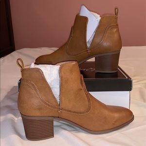 V CUT ANKLE BOOTIES